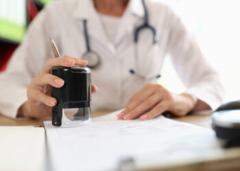 Atestado médico em papel continua válido em 2026? O que o médico precisa saber
