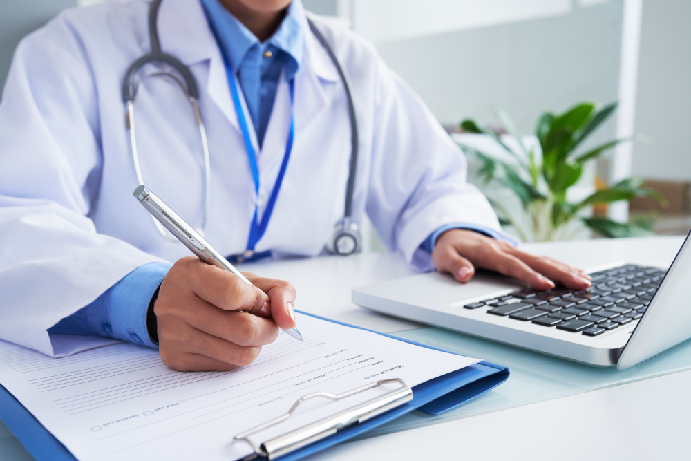 Médico preescrevendo