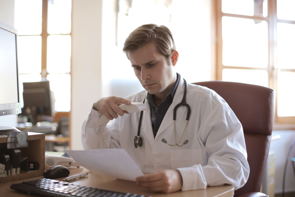Médico lendo exame
