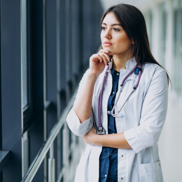 Mulher médica em hospital
