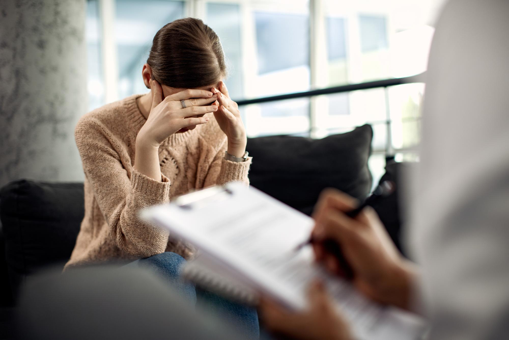 Consulta de psiquiatria com paciente em atendimento para questões relacionadas à saúde mental, destacando a importância da especialização médica.