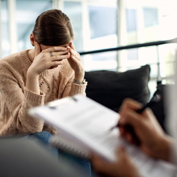 Consulta de psiquiatria com paciente em atendimento para questões relacionadas à saúde mental, destacando a importância da especialização médica.