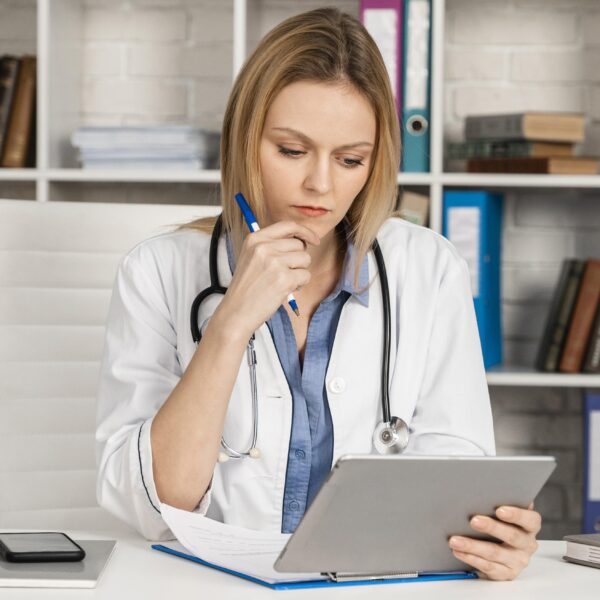 Médica analisando exames
