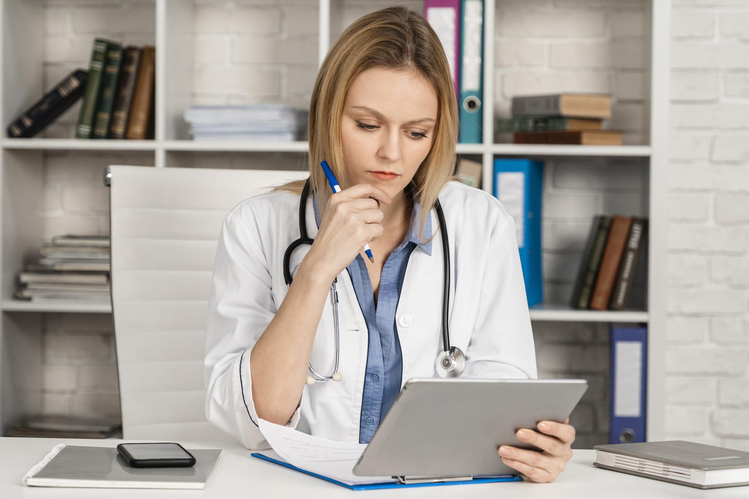 Médica analisando exames